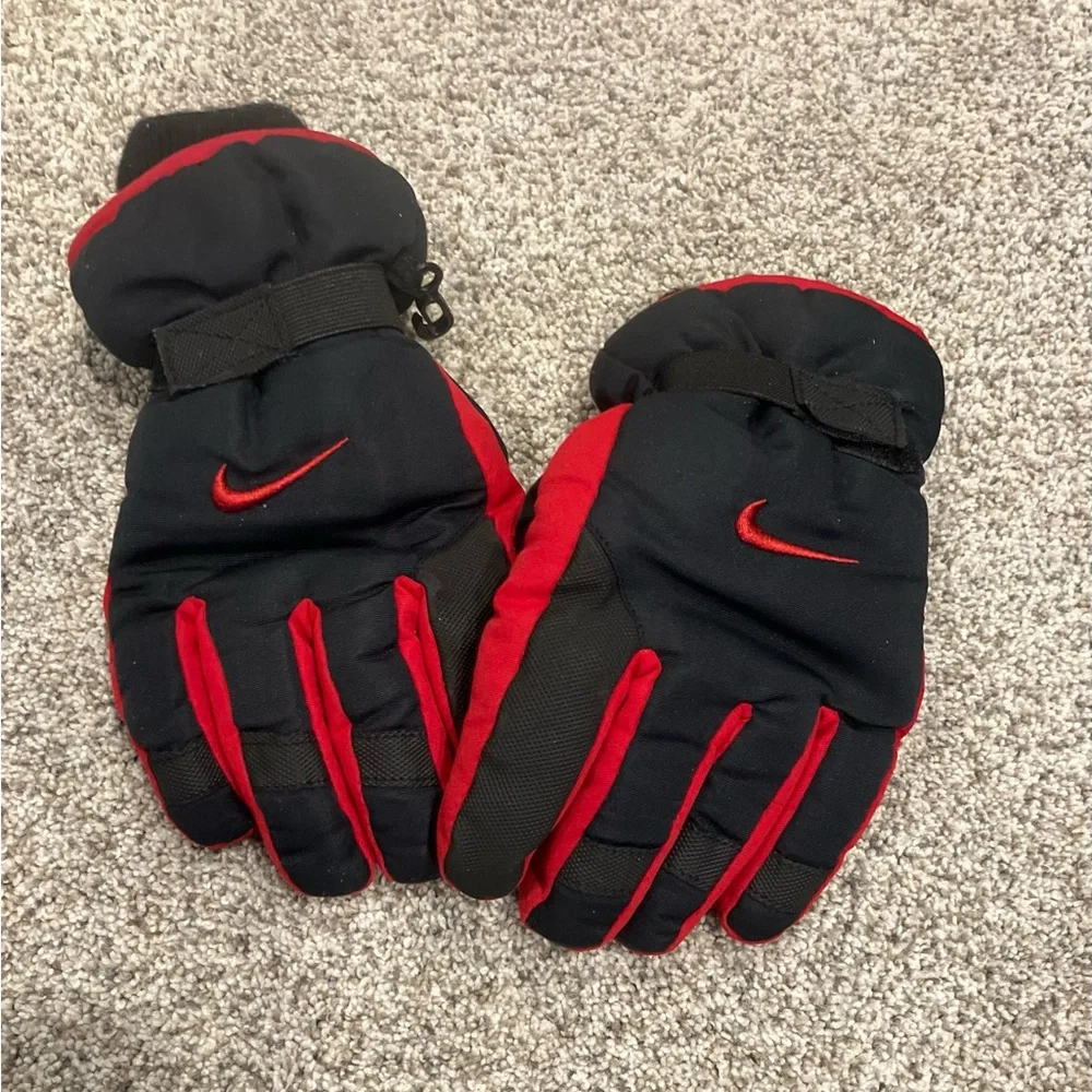 Nike Youth Insulated Ski Gloves Winter Red And Black Spring break‎